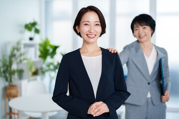 オフィスで働くビジネスウーマンのポートレート