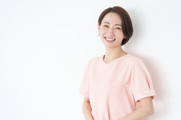 笑顔の女性看護士（白背景・白バック）