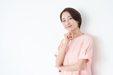 Obraz premium 考える女性看護士（白背景・白バック）