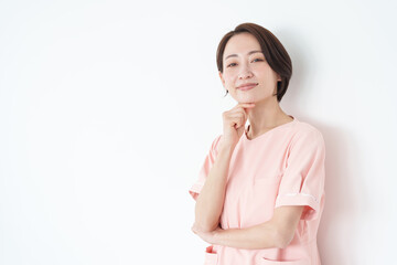 考える女性看護士（白背景・白バック）