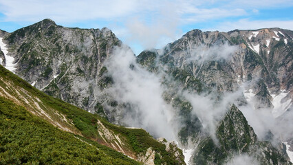 北アルプス八方尾根登山道からの雲を纏う不帰ノ嶮。