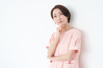 考える女性看護士（白背景・白バック）