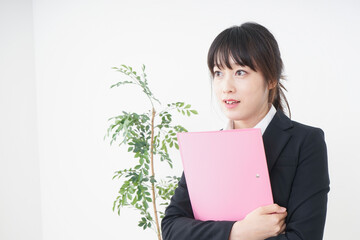 オフィスで書類を持つ若い女性