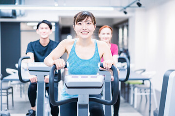 Fototapeta premium 自転車マシンでトレーニングをする人々