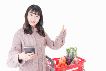 スーパーでキャッシュレス決済をする若い女性