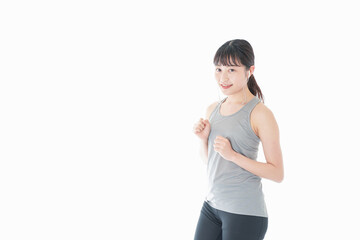 ランニングをする若い女性