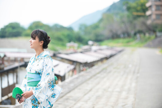 屋形船と浴衣の女性