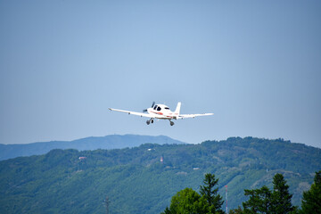 離陸した軽飛行機