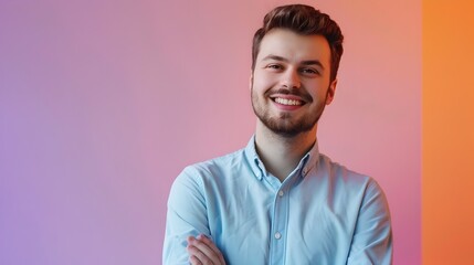 Obraz premium Confident Young Executive Smiling in Professional Portrait