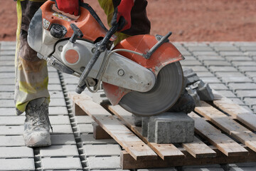 Schneiden von Betonpflastersteinen mit einer Steinsäge