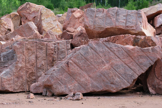 Rochlitzer Porphyrtuff auf dem Lagerplatz eines Steinbruchs, Rochlitz, Sachsen, Deutschland