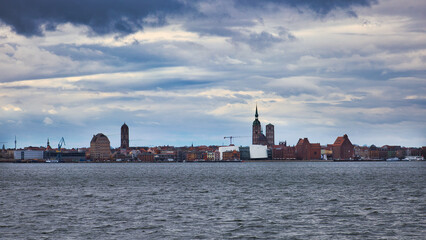 Blick auf die Altstadt mit Himmel und Wolken, Stralsund, Mecklenburg Vorpommern, Deutschland