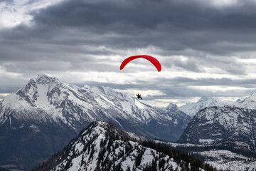 Paraglider &uuml;ber dem Lattengebirge bei Bad Reichenhall