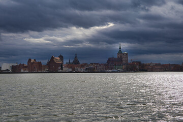 Obraz premium Blick vom Schiff, Boot auf die Hafeninsel, Himmel mit Wolken, Stralsund, Mecklenburg Vorpommern, Deutschland