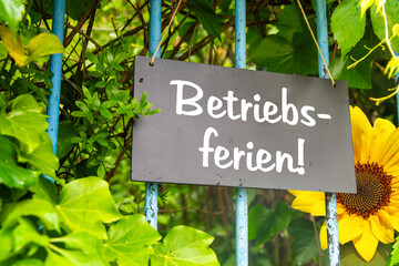 Symbolbild Betriebsferien: Schild am Garten mit der Aufschrift BETRIEBSFERIEN