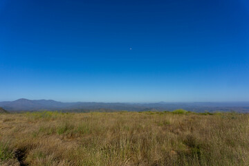 Cerro con cielo despejado