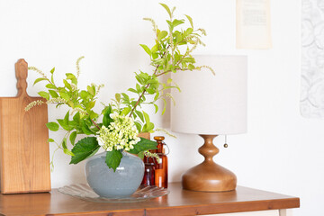 水色の花瓶に飾った紫陽花のアレンジ