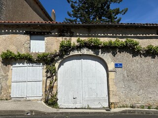 Porte et portail à Charroux