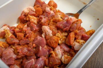 Przyprawione, marynowane w ziołach mięso na gulasz