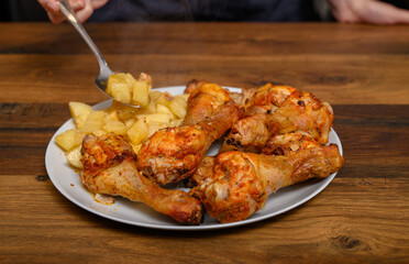 Obiad na talerzu, mięso drobiowe z ziemniakami