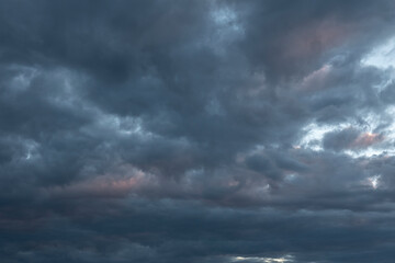 Obraz premium Mountain Sunset with Clouds, a Breathtaking Landscape Bathed in Evening Light and Mist, Capturing the Beauty of Nature's Colors and Tranquil Atmosphere