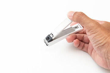 爪を切る男性の手元