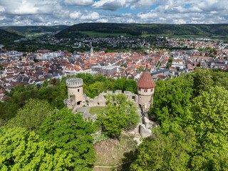Obraz premium Luftbild von der Burgruine Honburg auf dem Honberg mit der Stadt Tuttlingen
