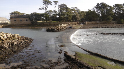 Gezeiteninsel Berder Island (&Icirc;le Berder) in der Bretagne, Frankreich bei ablaufender Flut