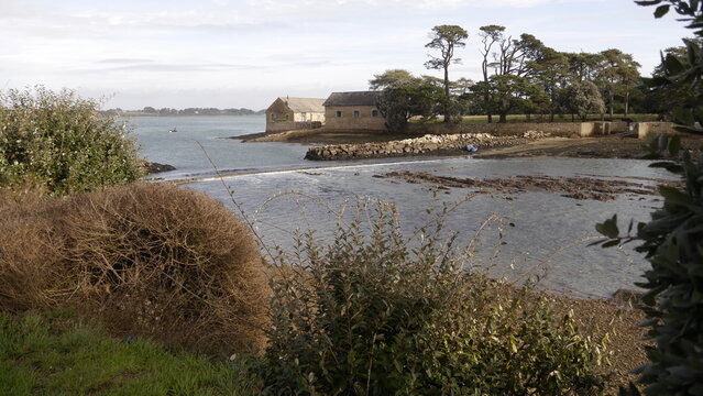 Gezeiteninsel Berder Island (&Icirc;le Berder) in der Bretagne, Frankreich bei ablaufender Flut