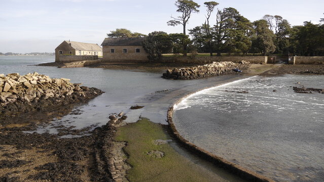 Gezeiteninsel Berder Island (&Icirc;le Berder) in der Bretagne, Frankreich bei ablaufender Flut