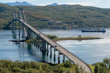 Tjeldsund-Brücke zwischen dem Festland und den Lofoten-Inseln in Norwegen
