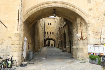 Fototapeta premium Bâtiment typique, vu de l'extérieur, ville de Narbonne, département de l'Aude, France