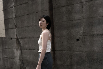 Fototapeta premium クールにポーズをとっている女性