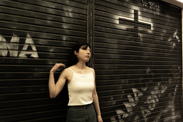 クールにポーズをとっている女性