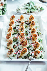 Lachsrollen, Lachsröllchen auf Buffet. Fingerfood für Hochzeitsfeier