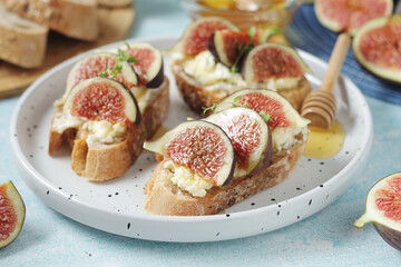 Sandwiches with cottage cheese, honey and figs	