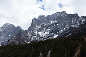 Obraz premium Snow Mountain rocks in Siguniang Mountain, Sichuan, China.