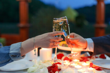 hands holding glasses of champagne