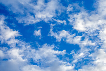 Naklejka premium Bright sky texture background with white clouds, pleasing to the eye.