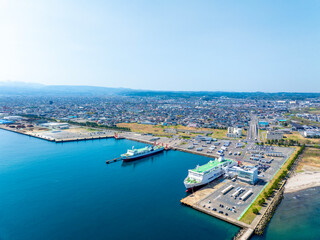 青森港と青森市の街並み（青森県）