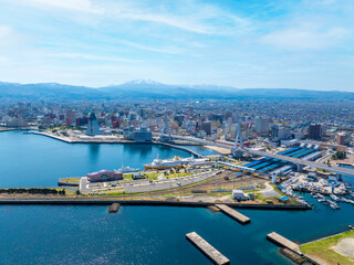 青森港と八甲田山（青森県青森市）