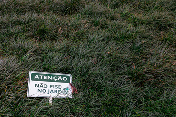 Placa de aviso no chão: Atenção Não pise no Jardim/grama