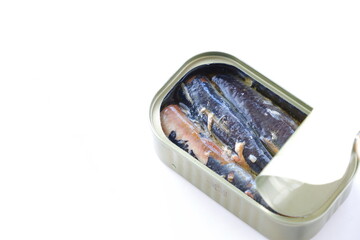 新鮮なイワシをオリーブオイルに漬けたオイルサーディンの缶詰
