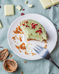 Ciastko. Deser pistacjowy. Pistacjowy deser. Pistacjowa tarta. Ciastko na deser. Pistachio dessert © po.foto