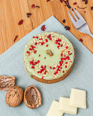 Ciastko. Deser pistacjowy. Pistacjowy deser. Pistacjowa tarta. Ciastko na deser. Pistachio dessert. © po.foto