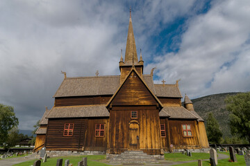 Obraz premium Lom Stabkirche aus dem 12. Jahrhundert, Provinz Innlandet, Norwegen 