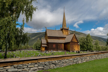 Lom Stabkirche aus dem 12. Jahrhundert, Provinz Innlandet, Norwegen 