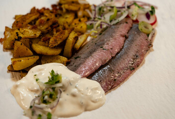 Kräutermatjes mit Bratkartoffeln und Syslter Sauce