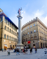 Obraz premium Florence, Italy - April 10, 2024: streets of Florence city center with surrounding area full of tourists in Florence, Italy