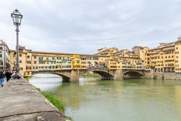 Naklejka premium Florence, Italy - April 10, 2024: streets of Florence city center with surrounding area full of tourists in Florence, Italy